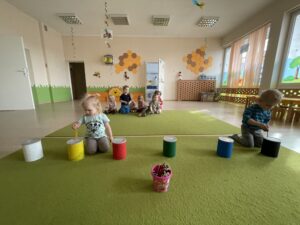 Dzieci poznają kolory