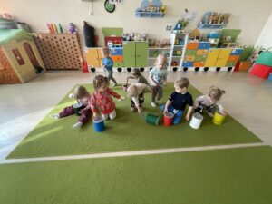 Dzieci poznają kolory