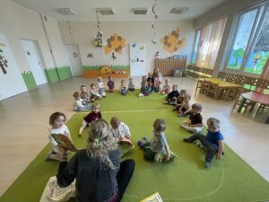 Pani z biblioteki czyta bajki dzieciom.