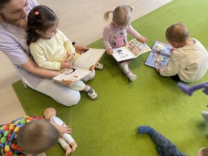 Pani z biblioteki czyta bajki dzieciom.