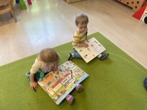 Pani z biblioteki czyta bajki dzieciom.