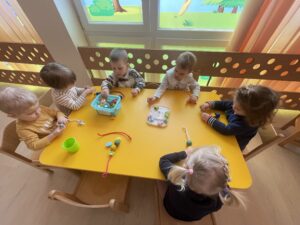 Dzieci nawlekają koraliki na drucik kreatywny