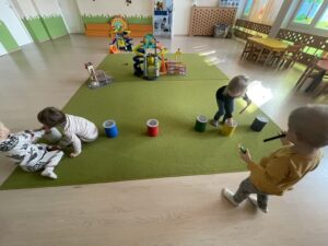 Dzieci nawlekają koraliki na drucik kreatywny