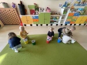 Dzieci nawlekają koraliki na drucik kreatywny