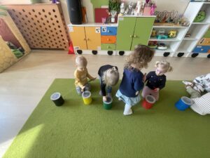 Dzieci nawlekają koraliki na drucik kreatywny