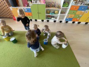Dzieci nawlekają koraliki na drucik kreatywny
