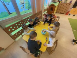 Dzieci nawlekają koraliki na drucik kreatywny