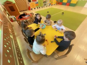 Dzieci nawlekają koraliki na drucik kreatywny