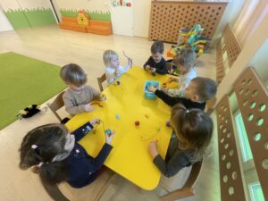 Dzieci nawlekają koraliki na drucik kreatywny