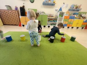 Dzieci nawlekają koraliki na drucik kreatywny