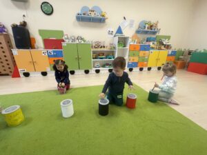 Dzieci nawlekają koraliki na drucik kreatywny
