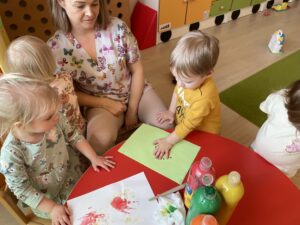 Dzieci robią ptaszka z rączki