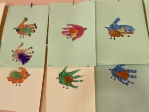 Dzieci robią ptaszka z rączki