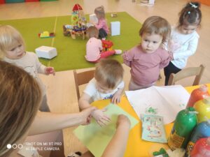 Dzieci robią ptaszka z rączki