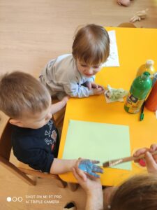Dzieci robią ptaszka z rączki
