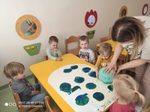 Dzieci odbijają balonem planetę „ziemię”.