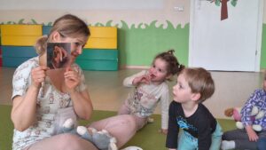 Ciocia opowiada o produktach, które znajdują się w koszyczku Wielkanocnym