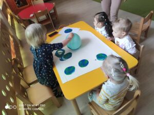 Dzieci odbijają balonem planetę „ziemię”.