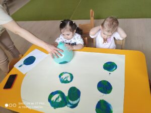 Dzieci odbijają balonem planetę „ziemię”.