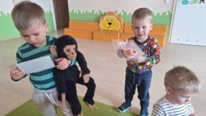 Ciocia opowiada o produktach, które znajdują się w koszyczku Wielkanocnym