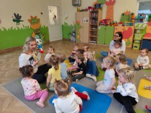 Pani z biblioteki czyta dzieciom książeczki