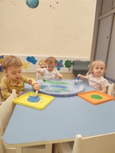 Dzieci malują farbami makietę naszej planety.