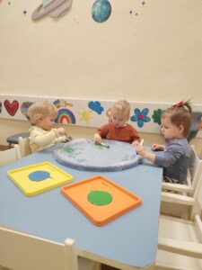 Dzieci malują makietę Ziemi.