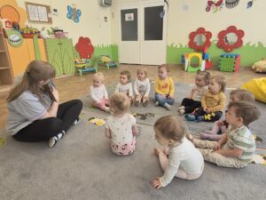 Ciocia czyta dzieciom książeczkę o naszej planecie.