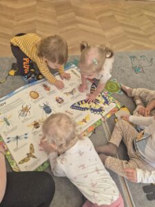 Dzieci poznają książkę o zwierzętach, które są dla nas pożyteczne.