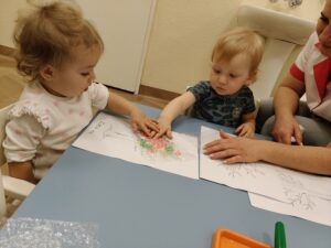 Dzieci odbijają farbę poprzez folię bąbelkową.