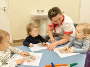 Dzieci odbijają farbę poprzez folię bąbelkową.