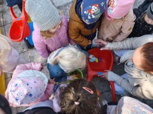 Dzieci liczą zebrane plastikowe jajka