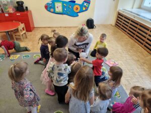 Dzieci pokazują części ciała na maskotce Kici Koci