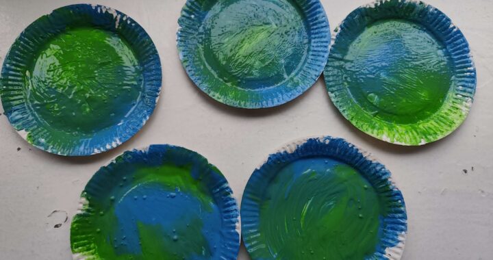 Pomalowane talerzyki papierowe na wzór planety Ziemia