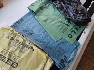 Worki na śmieci: żółty, zielony, niebieski i czarny