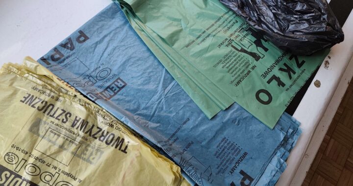 Worki na śmieci: żółty, zielony, niebieski i czarny