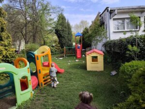 Dzieci na ogrodzie sprzątają śmieci i wkładają je do odpowiednich worków