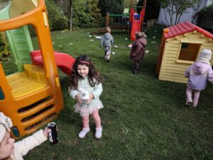 Dzieci na ogrodzie sprzątają śmieci i wkładają je do odpowiednich worków