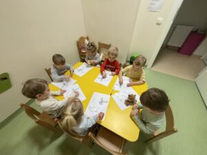 Dzieci wyklejają watą jajko i farbują za pomocą pipety