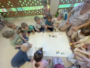 Dzieci tworzą motyle odbijając gąbkę pomalowaną farbą.