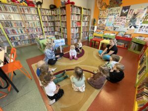 Dzieci w bibliotece.