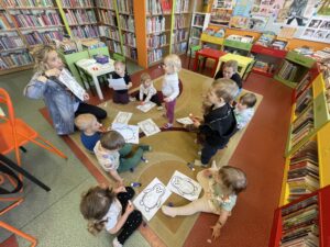 Dzieci w bibliotece.