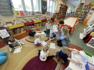 Dzieci w bibliotece.