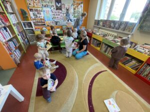 Dzieci w bibliotece.
