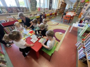 Dzieci w bibliotece.