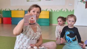 Ciocia opowiada o produktach, które znajdują się w koszyczku Wielkanocnym