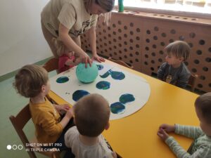 Dzieci odbijają balonem planetę „ziemię”.
