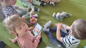 Ciocia opowiada o produktach, które znajdują się w koszyczku Wielkanocnym