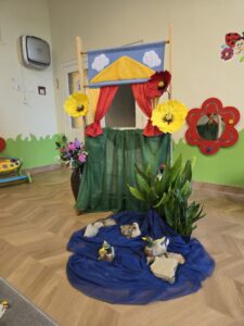 Wystrój sali do przedstawienia z okazji dnia mamy i taty.