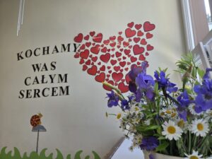 Zdjęcie przedstawia ściankę przygotowaną z okazji dnia mamy i taty.